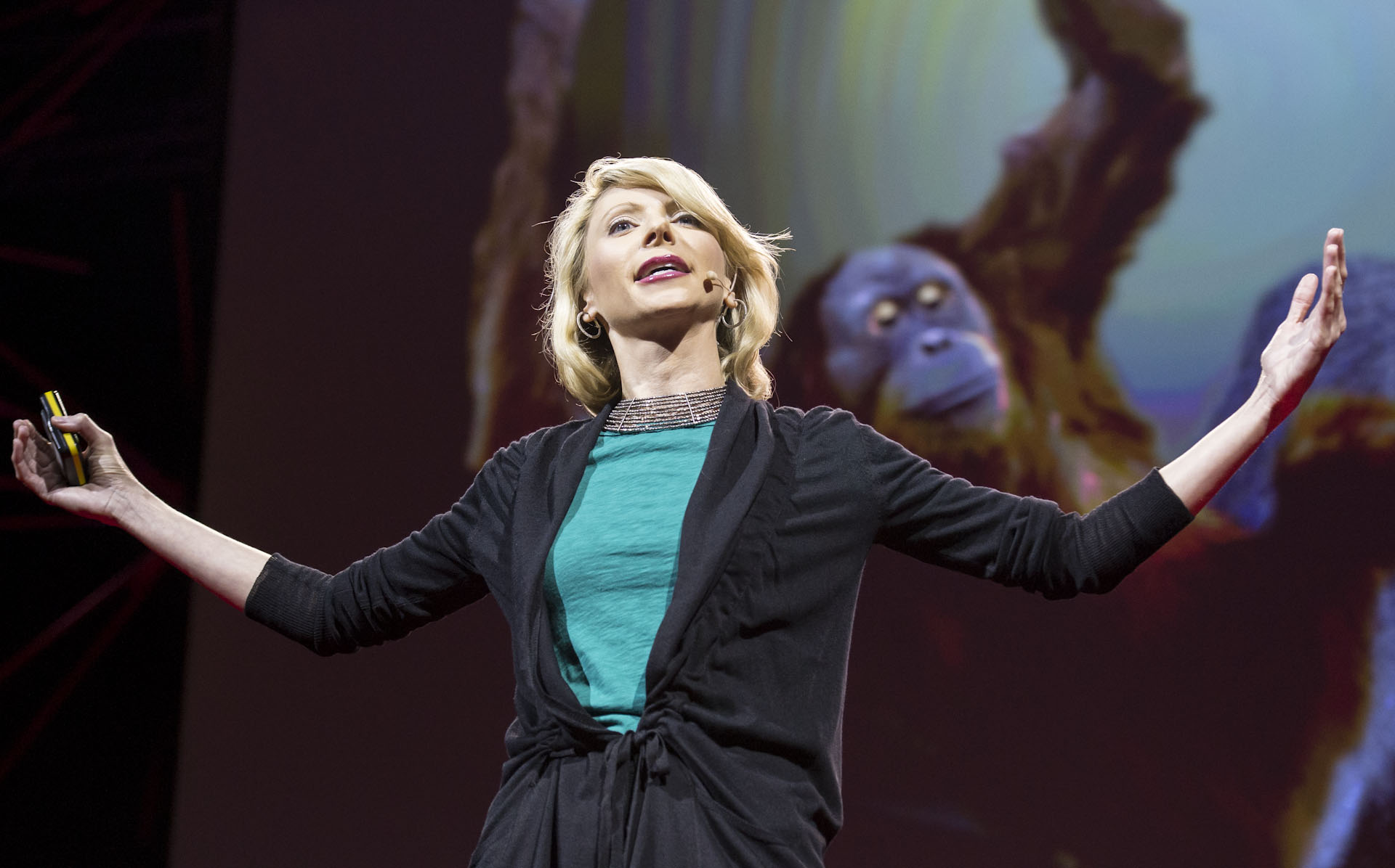 Выступление лица. Amy Cuddy. Эми Кадди Ted. Женщина оратор. Женщина выступает на сцене.