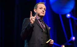 Studying human nature by picking pockets: A Q&amp;A with Apollo Robbins